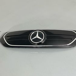 Mercedes-Benz Front Grille Trim / Emblem Panel — Gloss Black — Damaged