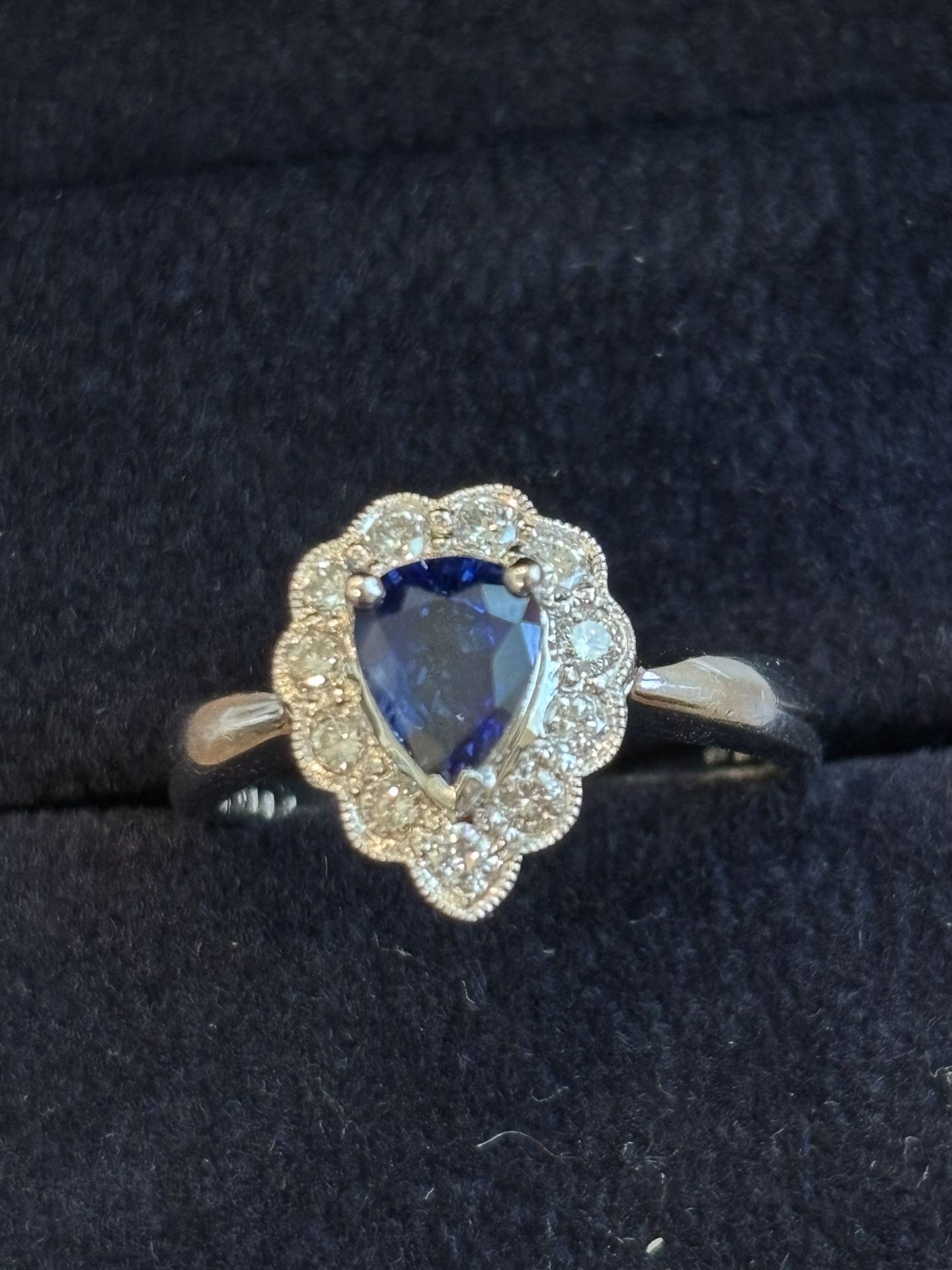Gorgeous Sapphire and Diamond 18kt White Gold Ring