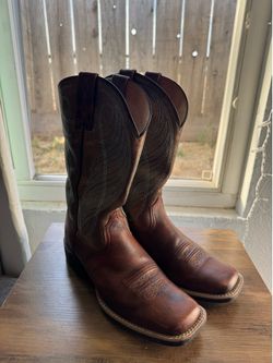 Botas de mujer  vaqueras marca ariat , dos puestas , talla 7 .