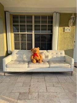 Teddy Bear & White Sofa 🧸 Oso de Peluche y Sofá Blanco