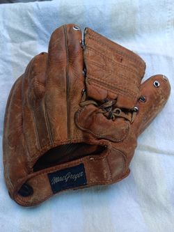 AUTOGRAPHED RICHARD ASHBRUM BASEBALL GLOVE