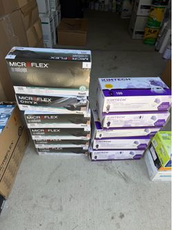 Tengo guantes chicos / medianos y grandes de $5 y 10 la caja los negros cuestan $10 la caja los otros at $5 gracias
