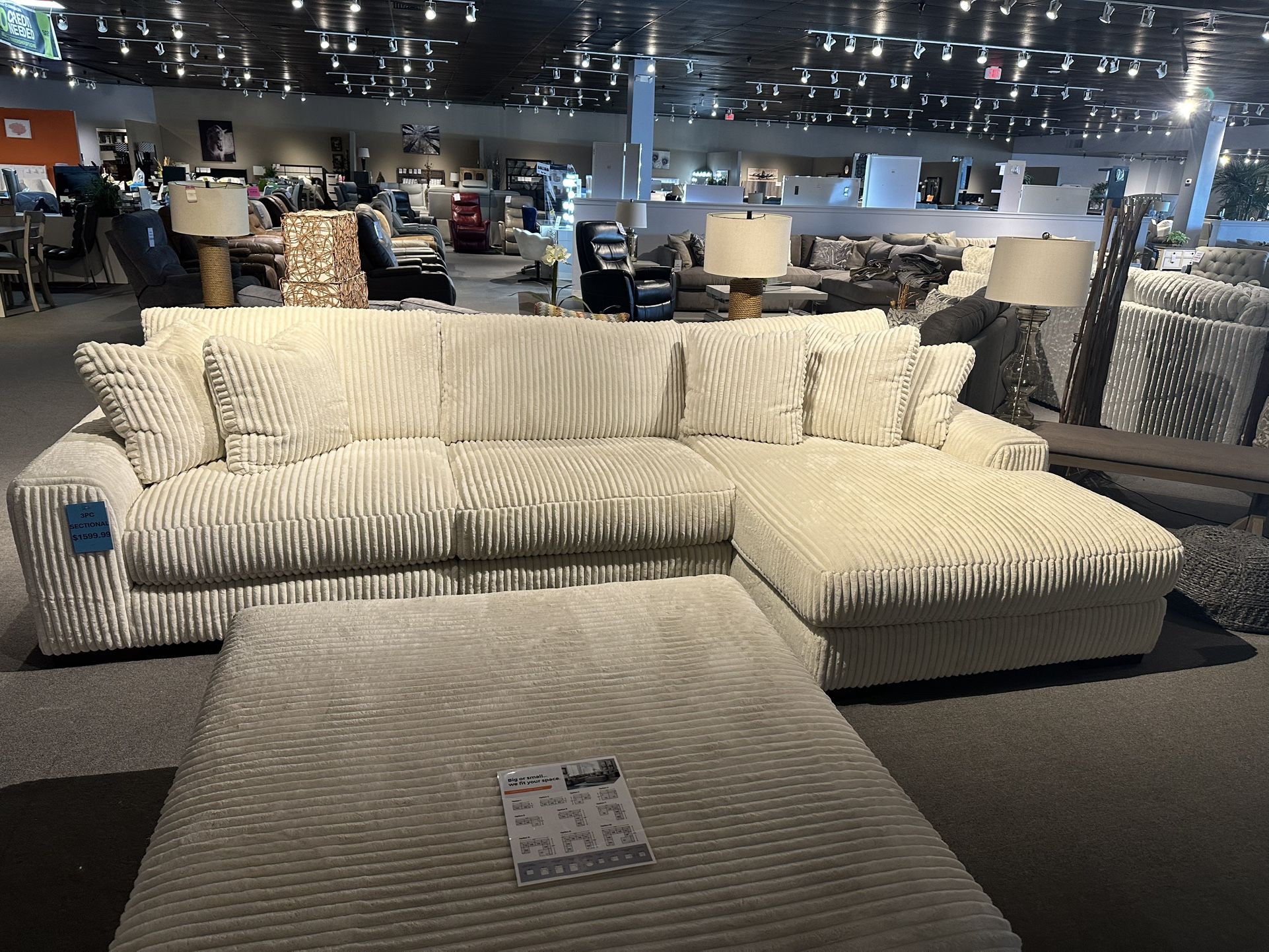 3PC Sectional Chaise. Ivory Color 