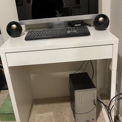 Hp Computer Desktop With A Monitor 