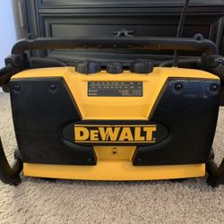 Dewalt DW911 HEAVY JOB SITE CHARGER/RADIO