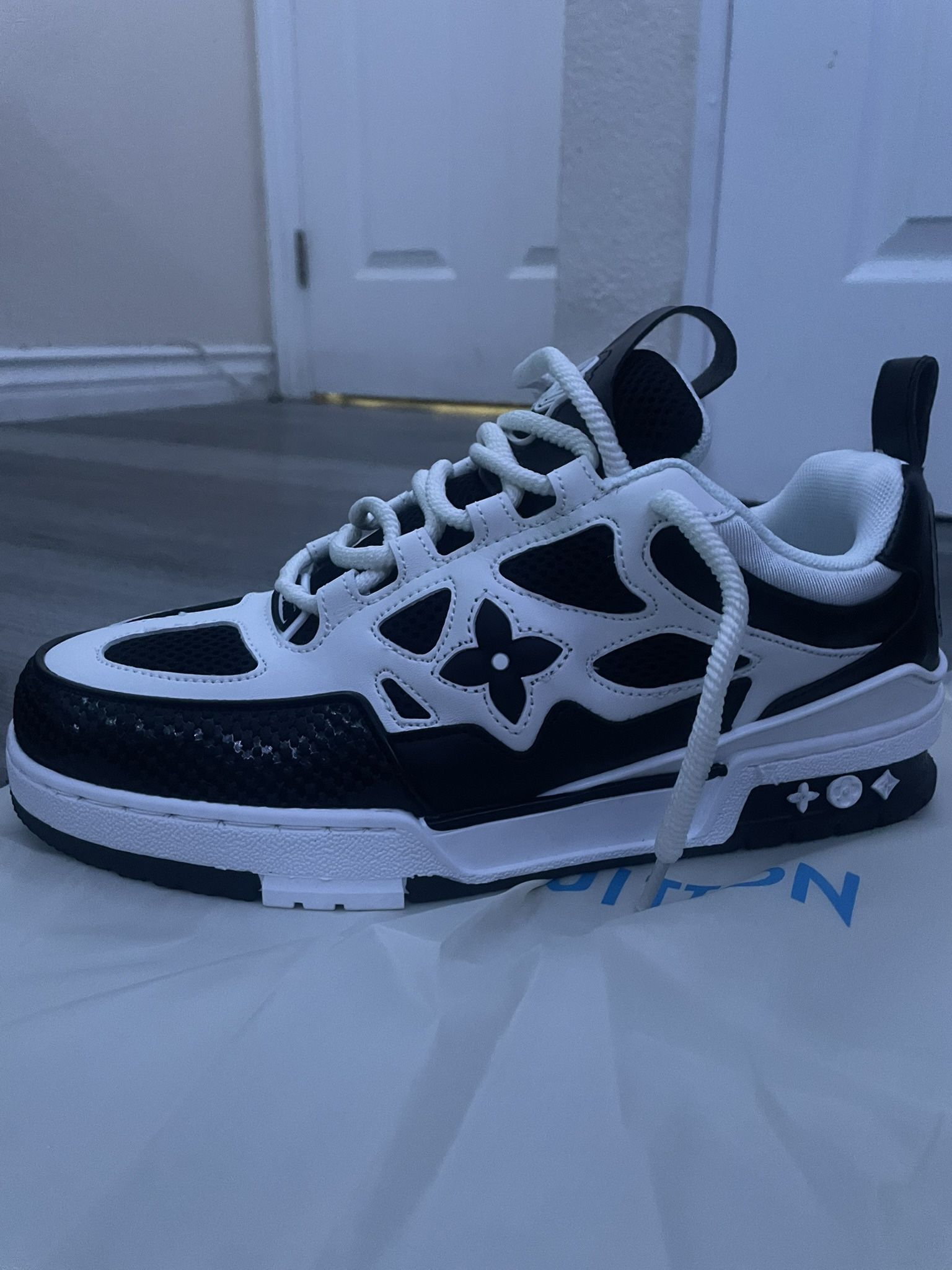 LV SKATES NEW black nd white