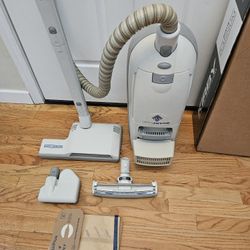 New Cond ELECTROLUX GARDIAN VACUUM    With ATTACHMENT.   AMAZING POWER SUCTION.   