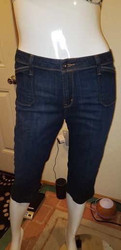 levi capri jeans..