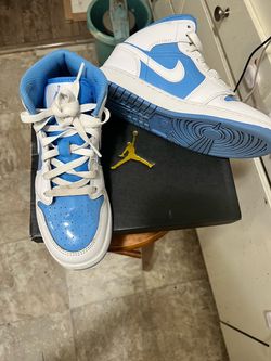 Air Jordan 1 Mid University Blue Sneakers