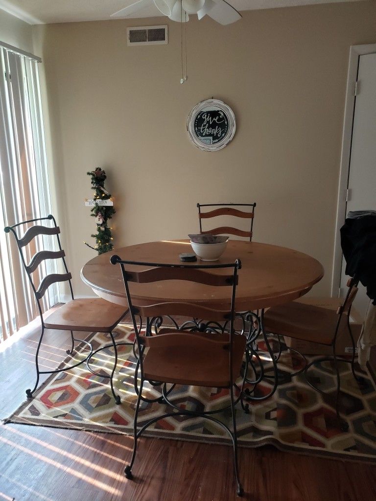 Round dining room table
