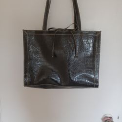 Liz Claiborne Karge Valise Great For Business Very Nice Condition  Use As A Vag Or Business Muktiple Pockets Inside And Zip Inside Approx 16 To 17by 