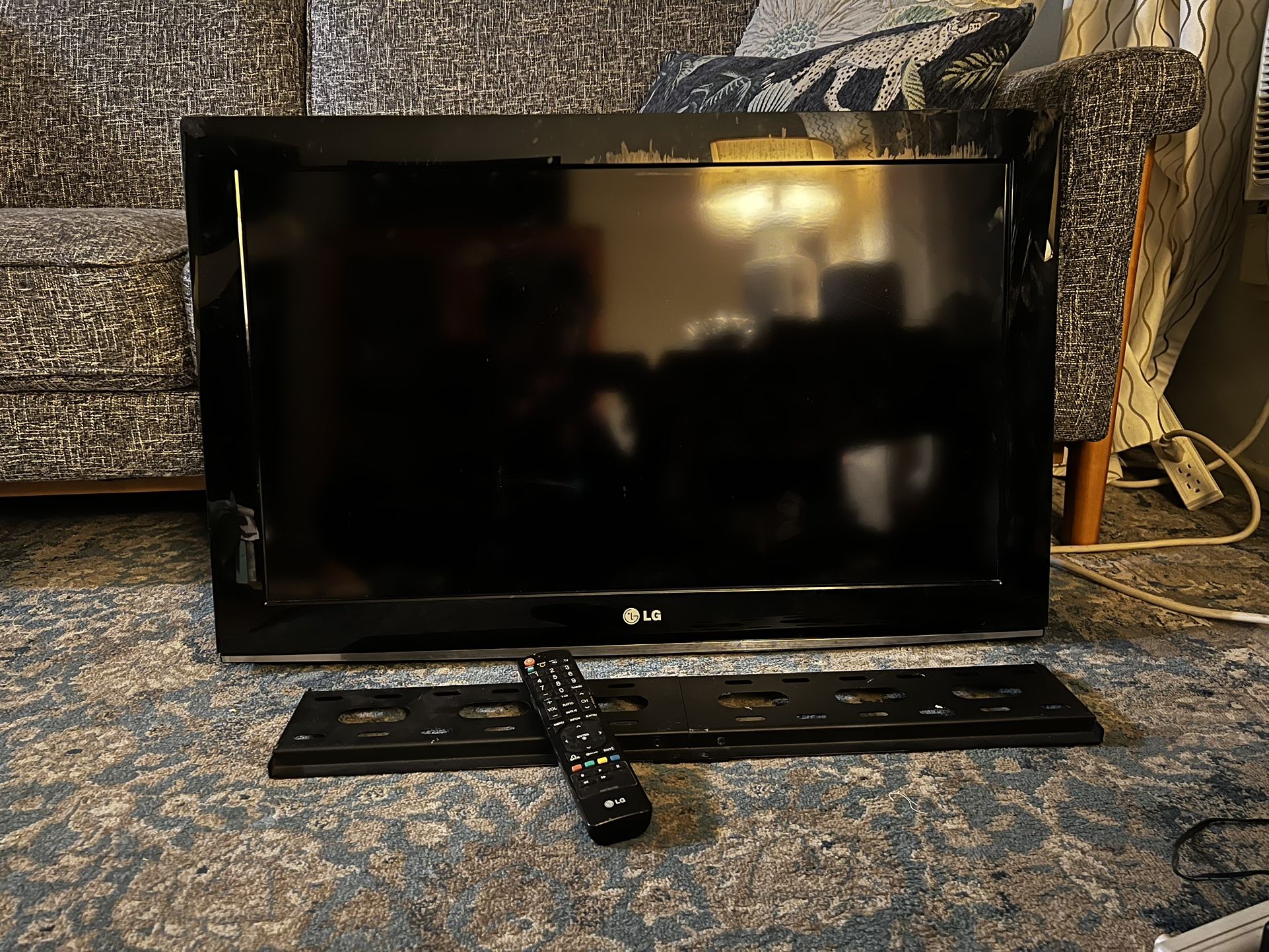 LG 32” TV with Remote & Wall Mount