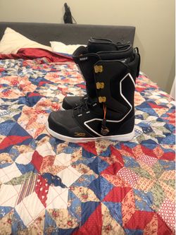 THIRTYTWO size 12 snowboarding boots