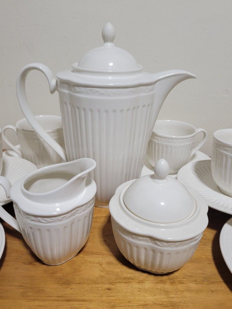 Mikasa Italian Countryside DD900 6 Cups Coffe Pot.and set of Sugar & Creamer Dish.& set of 8 cups SAURCES. Perfect condition near new see pics.