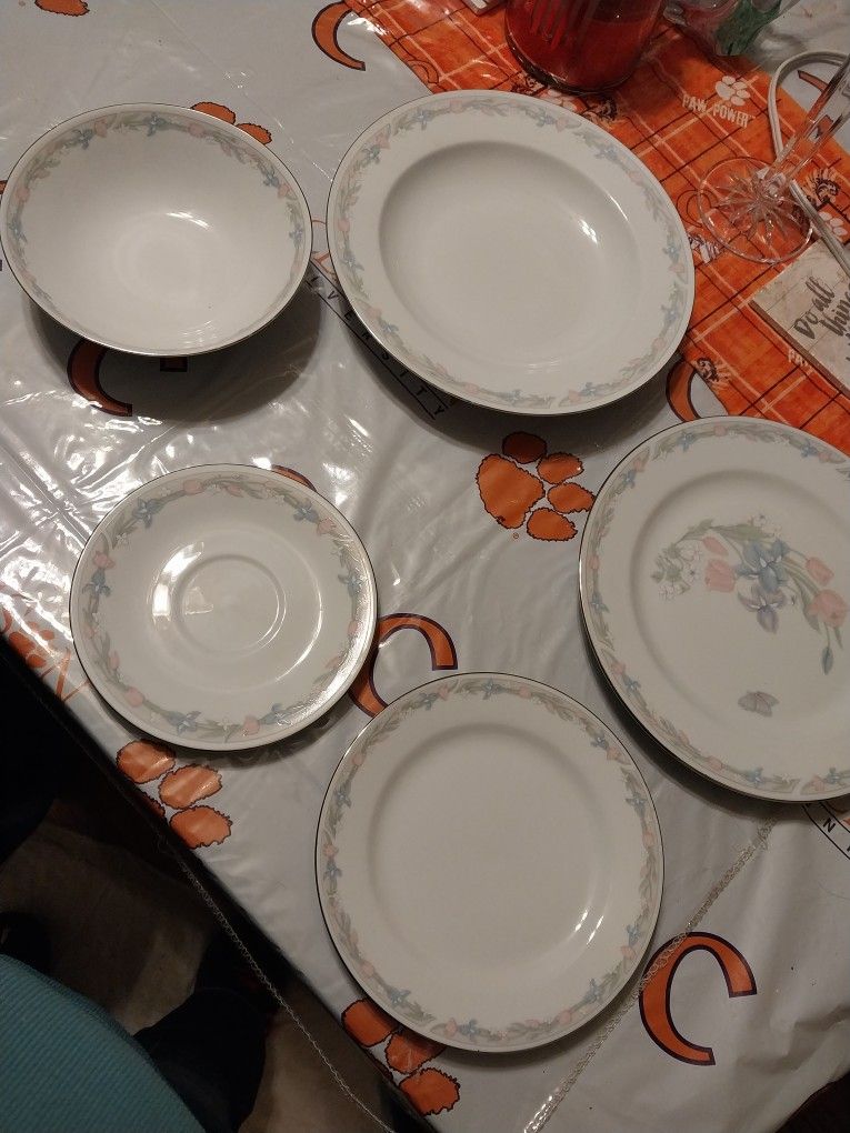 79 Piece Set Of Illusions China