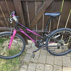 Specialized Hotrock 24 Girls Bike 