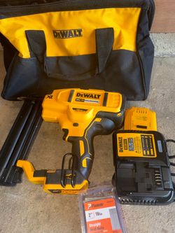 DeWalt 20V MAX XR 18 Ga. Cordless Brad Nailer Kit (Battery & Charger) 20 V