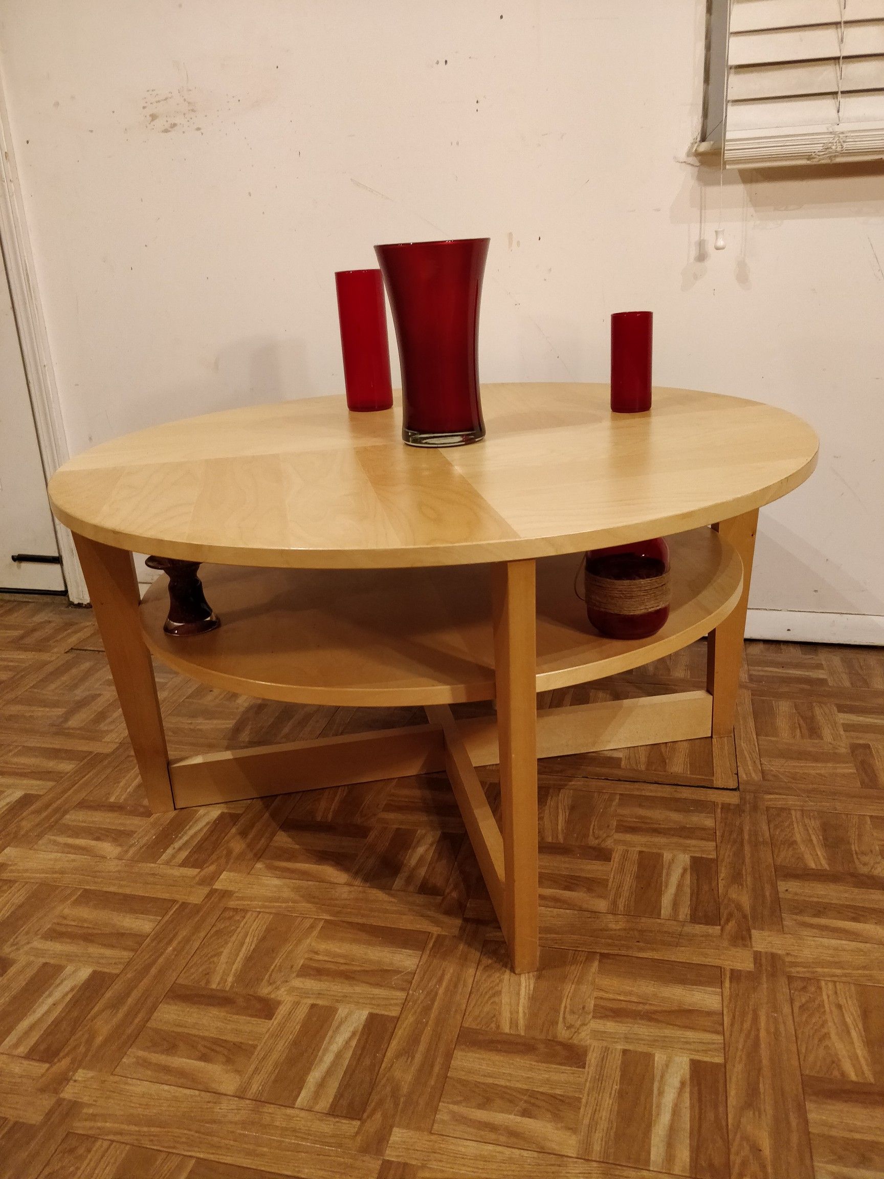 Nice wooden round table with shelf in great condition, pet free smoke free. D35.5"*H18.5"