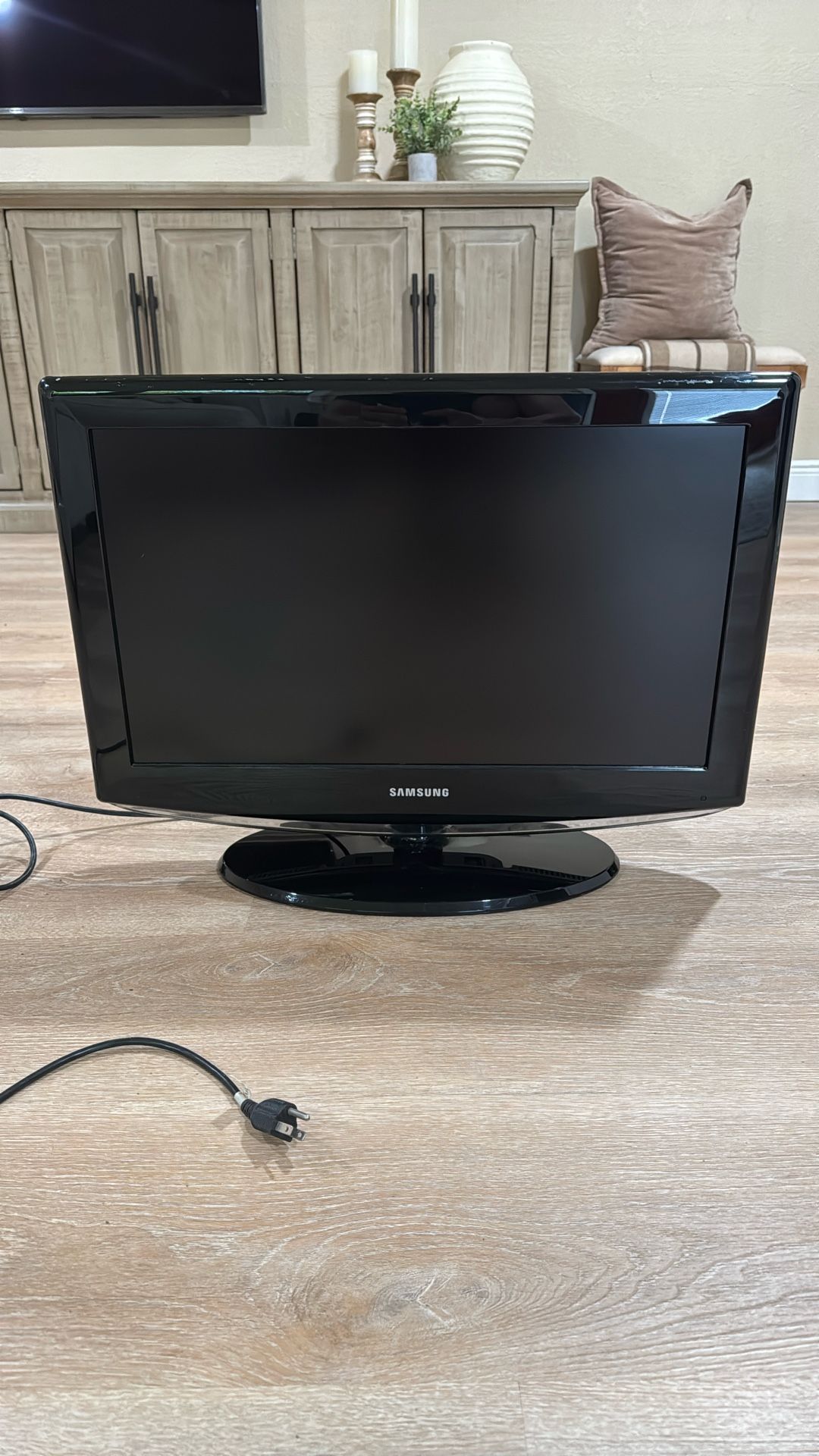 Samsung 27” LCD TV