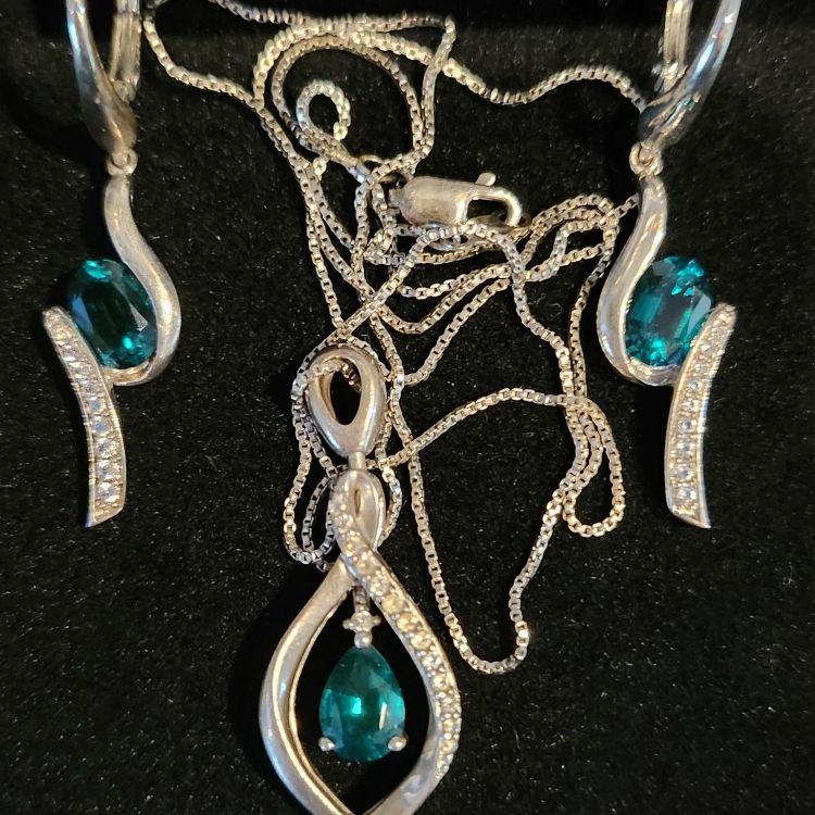Mother's Day price drop!!! Kay Jewelers Emerald And White Saphire Necklace And Earrings 