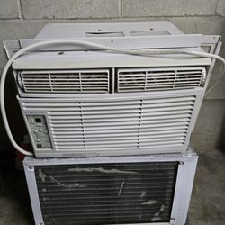 FRIGIDAIRE AIR conditioner 800 BTU.
