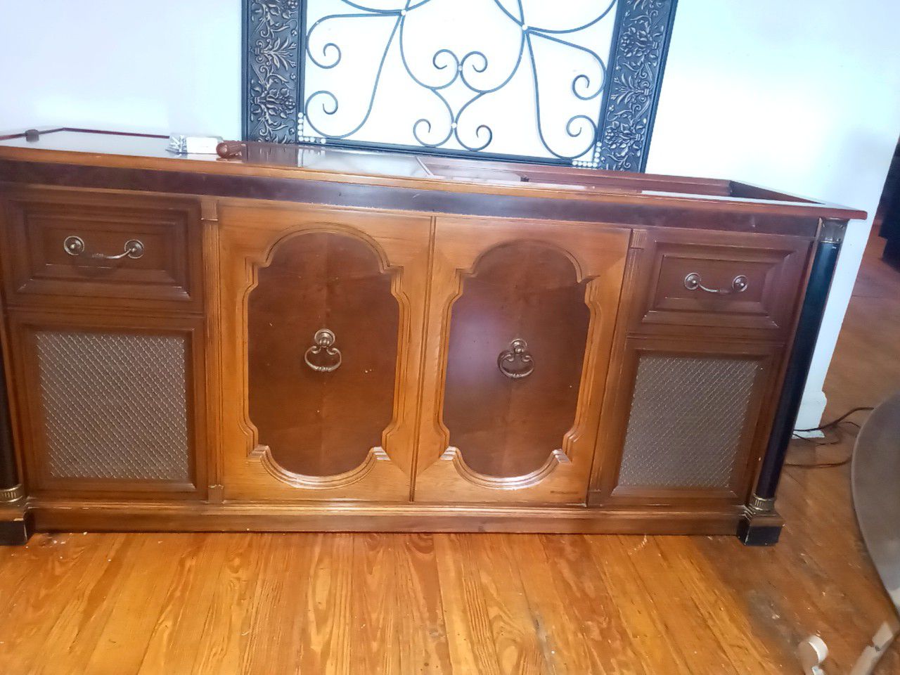 Beautiful piece of stereo antique in working condition everything works on it