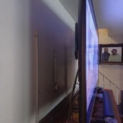 70" VIZIO 4K MONITOR ROKU REMOTE AND 100 WATTS LG LG 2.1 SOUND BAR WITH SUBWOOFER $500 FINAL PRICE 