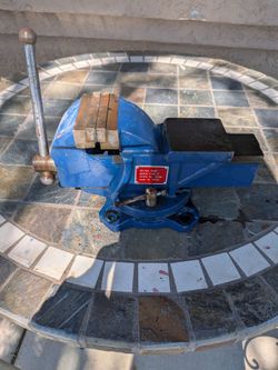 Bench vise