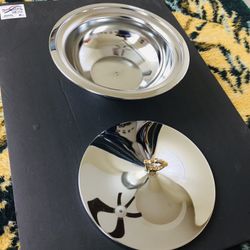 Vintage Antique. Round metal bowl with lid. Like new condition. Diameter: 11.5”.  Hight: 4” with no lid on. Hight: 6.5” with lid on - up to the top of