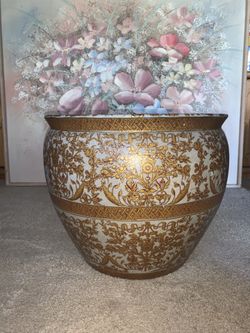 Decorative outdoor pot with gold detail