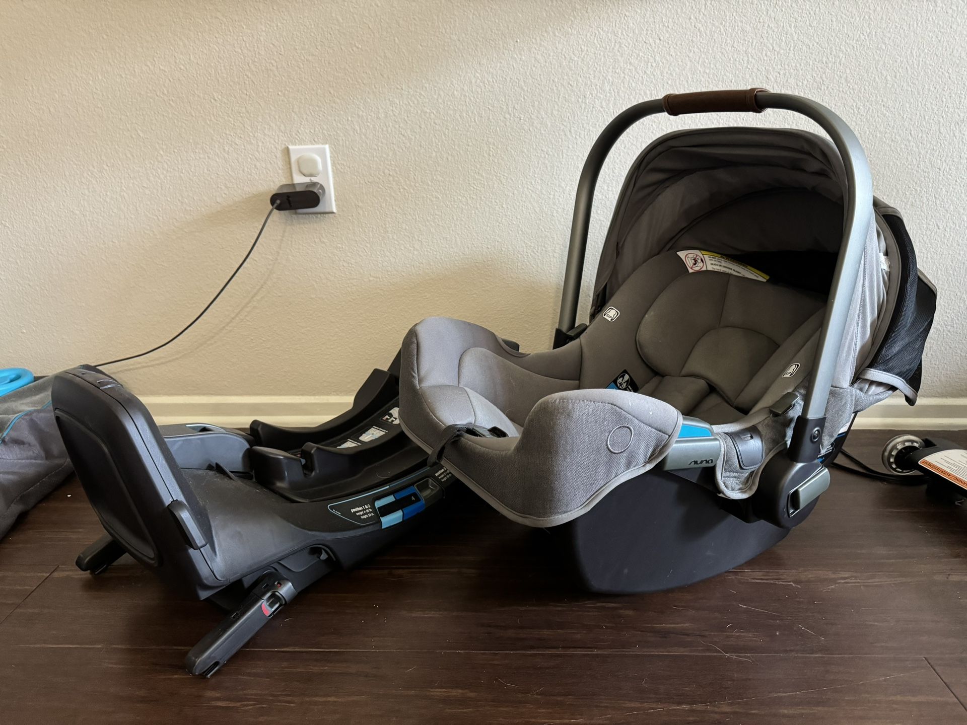NUNA MIXX INFANT CAR SEAT WITH BASE 