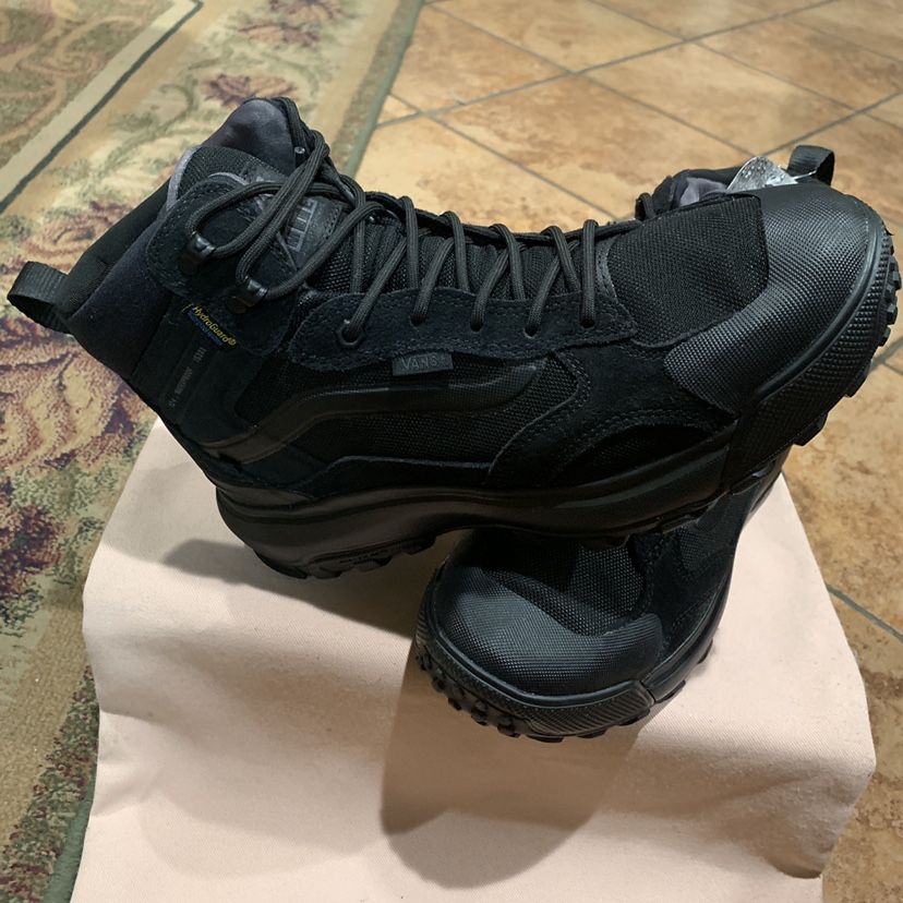 VANS MTE CRESTLINE WATERPROOF INSULATED BOOTS (Sizes Available: 9.5, 10.5 & 11)