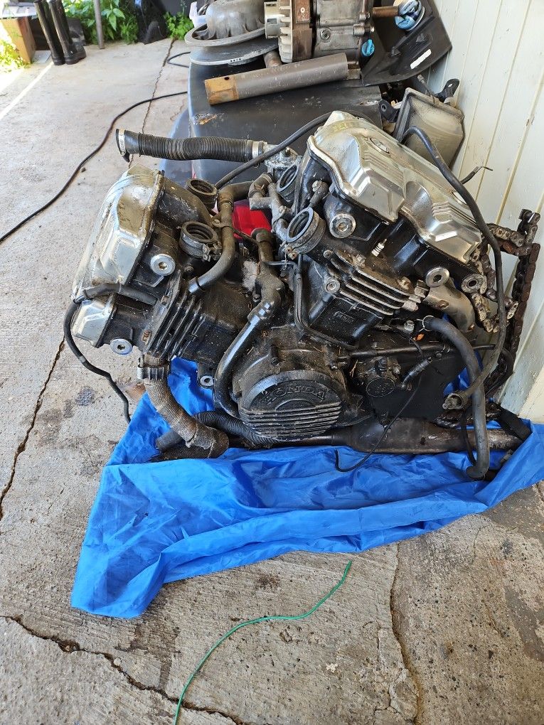 700 CC Honda engine ran when taken out of the bike Pop can fix on clutch cover, but holds oil