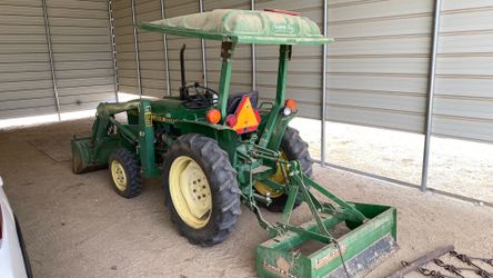 1985 John Deere 750 Tractor w/ attachments