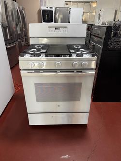 GE 5-burner gas stove in perfect working condition. Delivery and installation available with a 3-month warranty.