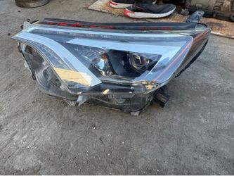 Left headlight for 2017 Toyota RAV4 heads