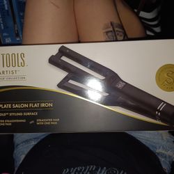 Brand New In Box Hot Tools Straightener 