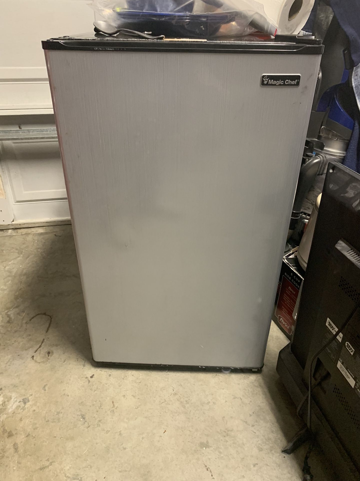 Magic chef mini fridge 4.4 cu. ft.