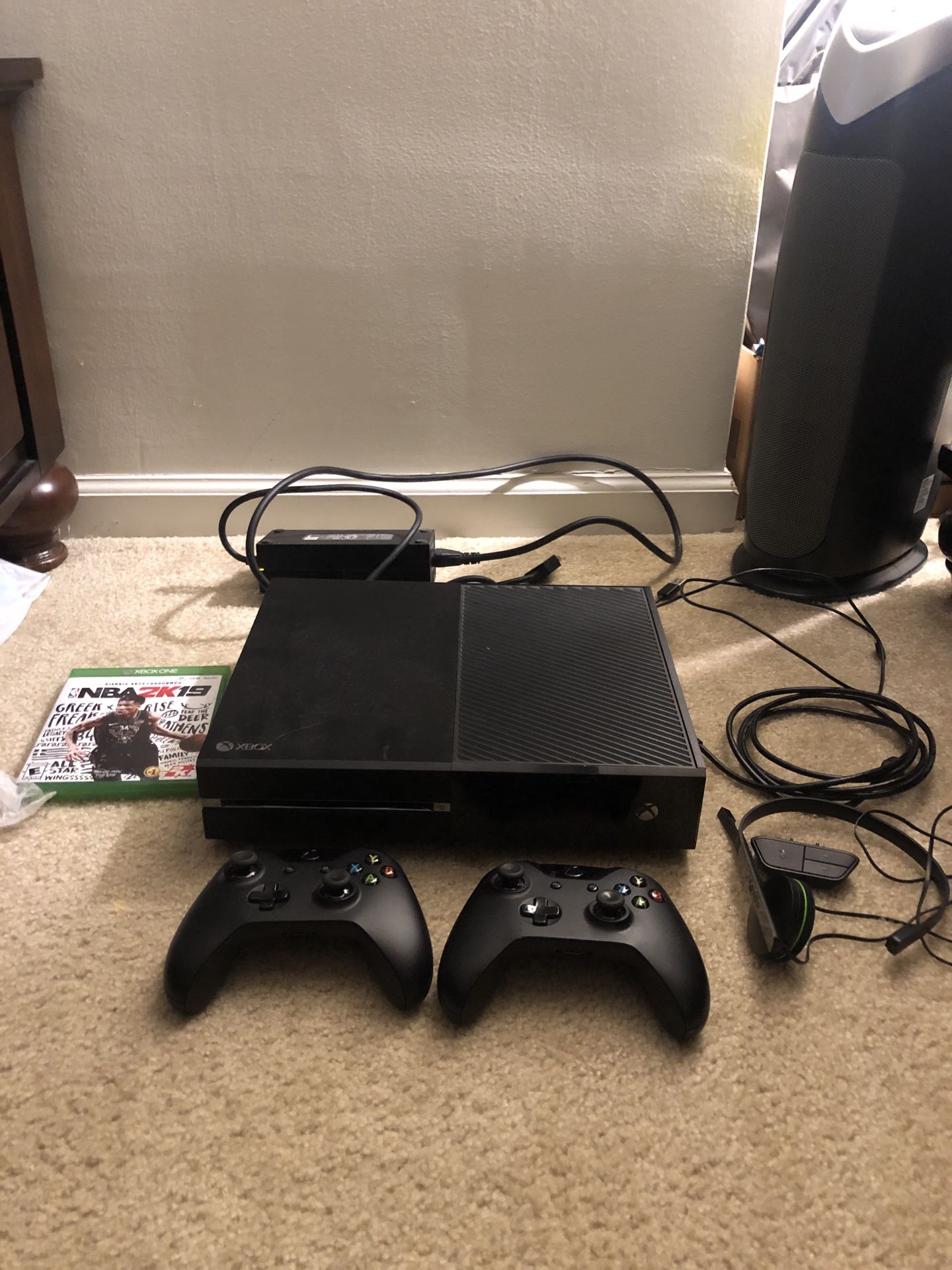 Xbox One 500 GB. NBA 2k19. 2 controllers