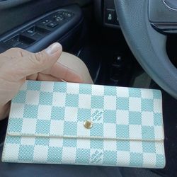 Loui Vuitton wallet (female)