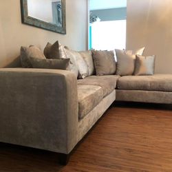 💃🏽LUXURIOUS SECTIONALS! COMES WITH ALL THOSE THROW PILLOWS 🙌🏿 🙌🏻🙌 AND DELIVERY IS INCLUDED!!  Price is $795 you choose the color!!  You don’t p
