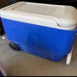 Igloo cooler with wheels