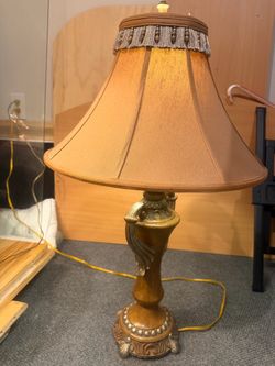 Beautiful decorative lamp in good used condition. Works well. Pickup in Bothell/Mill Creek.