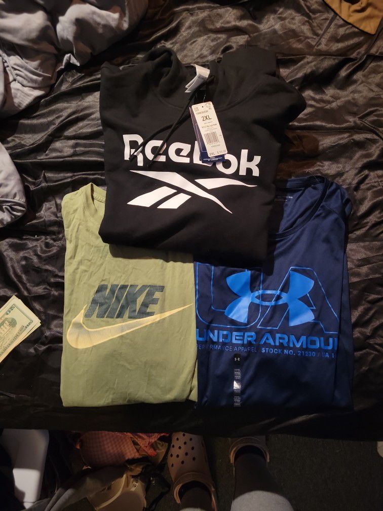 Mens XXL BUNDLE  (2 T SHIRTS AND A SWEATSHIRT)