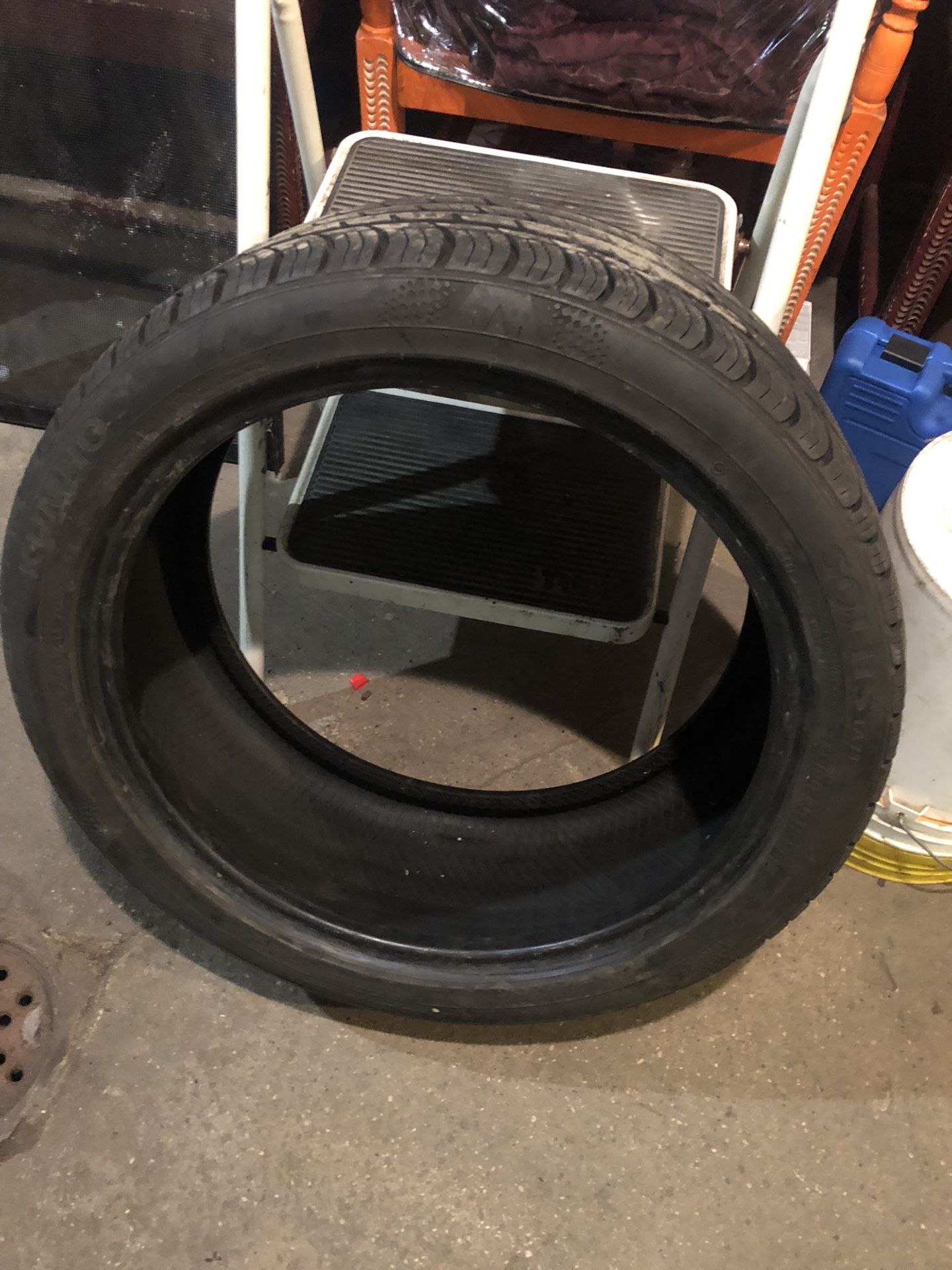 245/40/19 Tire