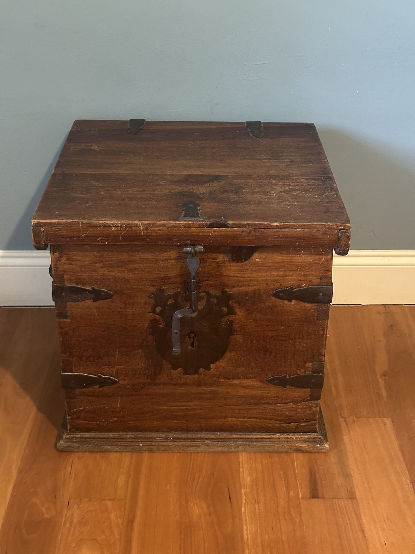 Solid Wood End Table With Storage