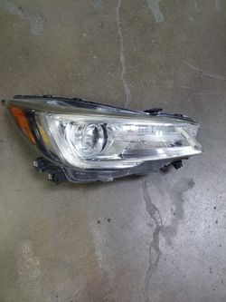 OEM Headlight 2019 Subaru Ascent and retainer Rt