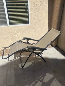 Zero Gravity Reclining Patio Lounge Chair with Side Table