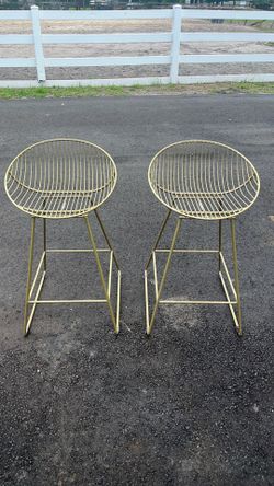 2 bar stools