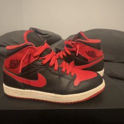 Air Jordan1 Mid (size 7.5) Black/Fire Red-White Noir/Blanc/Rouge Feu worn 3 times